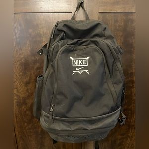 Nike Bat Bag, holds bat on either side. Used 1 season great condition
